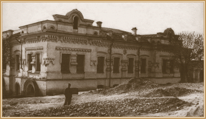 Дом инженера Н. Ипатьева в Екатеринбурге, где в ночь с 16 на 17 июля 1918 г. была расстреляна царская семья..gif